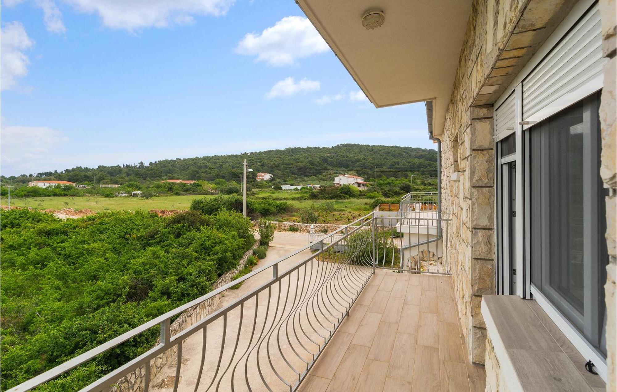 4 Bedroom Awesome In Apartament